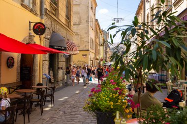 Lviv, Ukrayna - 09 Haziran 2018: Tarihi Lviv kasabasındaki bir kaldırım taşı sokakta geleneksel binalar.