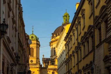 Lviv, Ukrayna - 09 Haziran 2018: Tarihi Lviv kasabasındaki bir kaldırım taşı sokakta geleneksel binalar.
