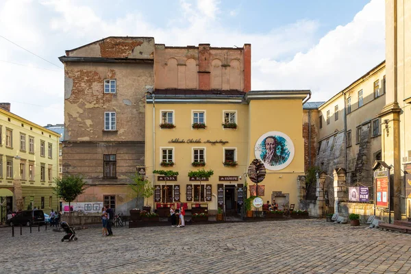 ウクライナのリヴィウ June 2018 歴史的な街の中心部にある博物館広場 古いテントハウスのファサード 石畳の道 — ストック写真