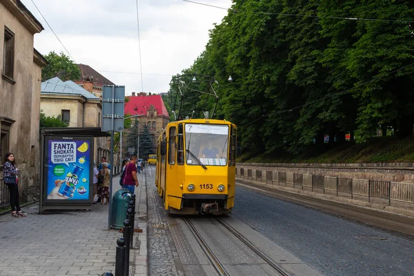 Lviv Ucrânia Junho 2018 Eléctrico Moderno Amarelo Paragem Histórico Cidade — Fotografia de Stock