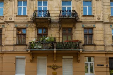 Lviv, Ukrayna - 08 Haziran 2018: Lviv City şehir merkezinde balkonlu tarihi konutların önü. Lviv, Ukrayna.