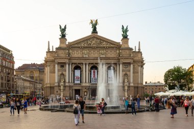 Lviv, Ukrayna - 08 Haziran 2018: Şehrin merkezindeki Opera Binası. Opera binasının yanındaki Lviv 'in merkezi. Eski kasabadaki sokaklar ve binalar. Fotoğraf Lviv 'e giderken çekildi..