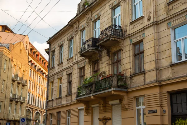Lviv, Ukrayna - 08 Haziran 2018: Lviv City şehir merkezinde balkonlu tarihi konutların önü. Lviv, Ukrayna.