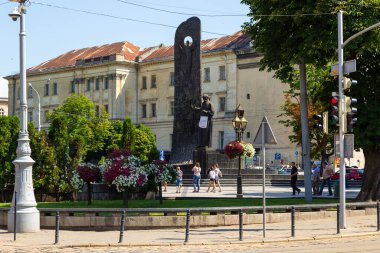 Lviv, Ukrayna - 09 Haziran 2018: Lviv 'deki Taras Şevçenko Anıtı. Heykel Ukraynalı şair Taras Shevchecko 'nun anısına Svobody Bulvarı' nda yer almaktadır..