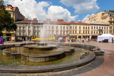 Lviv, Ukrayna - 09 Haziran 2018: Tarihi Lviv kasabasındaki bir kaldırım taşı caddesinde geleneksel binalar. Güzel çeşme.