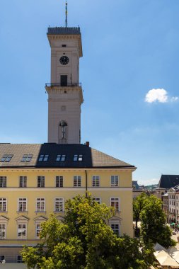 Lviv, Ukrayna - 09 Haziran 2018: Pazar Meydanı 'ndaki Lviv Belediye Binası. Geleneksel binalar tarihi şehir Lviv 'de bir kaldırım taşı caddesinde.