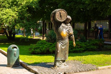 Lviv, Ukrayna - 09 Haziran 2018: Keşiş biracı heykeli. Elinde bira fıçısı olan bir adam heykeli. Heykel bronzdan yapılmıştır..