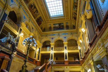 Lviv, Ukrayna - 09 Haziran 2018: Lviv Opera ve Bale Tiyatrosu 'nun zengin dekore edilmiş iç mekanı.