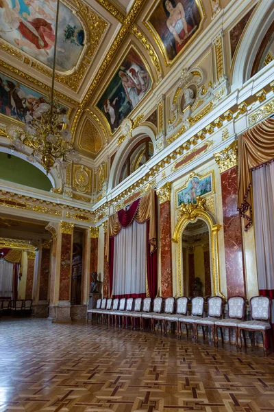 Lviv, Ukrayna - 09 Haziran 2018: Lviv Opera ve Bale Tiyatrosu 'nun zengin dekore edilmiş iç mekanı.