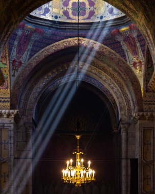 Lviv, Ukrayna - 09 Haziran 2018: Lviv 'de Meryem' in Varsayımının Ermeni Katedrali 'nde güneş ışınları Hıristiyanlığa yansıyor.