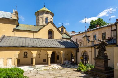 Lviv, Ukrayna - 09 Haziran 2018: Lviv 'de Meryem' in varsayımının Ermeni Katedrali 'ndeki Hristiyanlık avlusu.