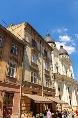 Lviv, Ukrayna - 08 Haziran 2018: Tarihi Lviv kasabasındaki bir kaldırım taşı caddesinde geleneksel binalar.