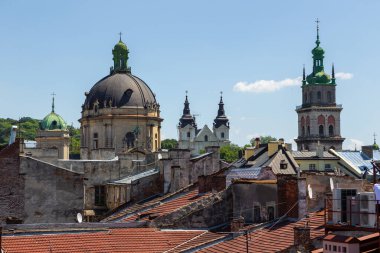 Lviv, Ukrayna - 09 Haziran 2018: Tarihi Lviv kentinin çatılarının manzarası. Arka planda kilise kuleleri.