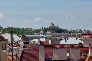 Lviv, Ukrayna - 09 Haziran 2018: Tarihi Lviv kentinin çatılarının manzarası. Arka planda kilise kuleleri.