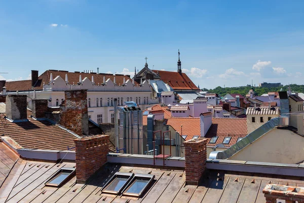 歴史的な旧市街の屋根のビューLiv 背景に教会の塔 ウクライナ — ストック写真