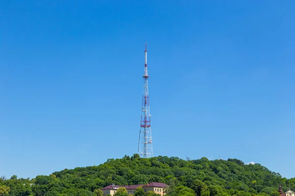 历史古城利沃夫的屋顶景观 乌克兰电视塔 — 图库照片