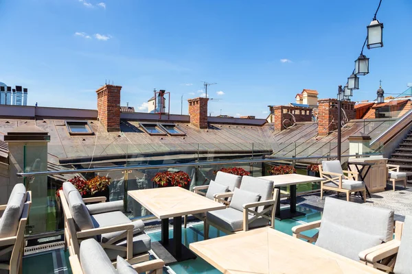 Tarihi eski şehir Lviv 'in çatılarının manzarası. Masaları ve koltukları olan restoran terası. Ukrayna.