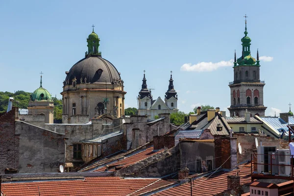 Lviv, Ukrayna - 09 Haziran 2018: Tarihi Lviv kentinin çatılarının manzarası. Arka planda kilise kuleleri.