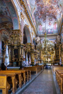 Lviv, Ukrayna - 09 Haziran 2018: Eski Şehir 'deki Bernardine kilisesi ve manastırı. Yunan Katolik Kilisesi.