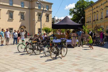 Lviv, Ukrayna - 09 Haziran 2018: Tarihi Lviv kasabasındaki bir kaldırım taşı sokakta geleneksel binalar.
