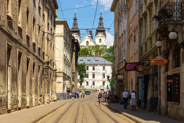 Lviv, Ukrayna - 08 Haziran 2018: Tarihi Lviv kasabasındaki bir kaldırım taşı caddesinde geleneksel binalar.