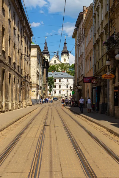 Lviv, Ukrayna - 08 Haziran 2018: Tarihi Lviv kasabasındaki bir kaldırım taşı caddesinde geleneksel binalar.