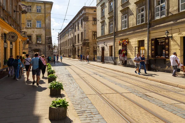 Lviv, Ukrayna - 08 Haziran 2018: Tarihi Lviv kasabasındaki bir kaldırım taşı caddesinde geleneksel binalar.