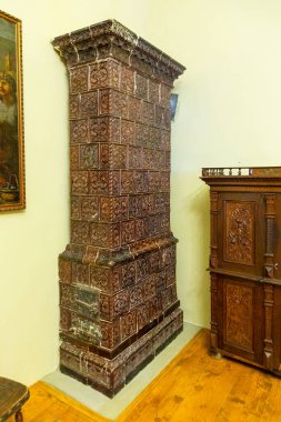 Zolochiv, Ukrayna - 10 Haziran 2018: Zolochiv Sarayı 'ndaki dekoratif fayans ocağı. Zolochiv Kalesi 'ndeki büyük saray, Sobieski soylu ailesinin evi..