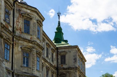 Pidhirtsi Kalesi, Lviv Oblastı 'nın Pidhirtsi köyünde tuğla ve taştan yapılmış bir kale. Ukrayna.