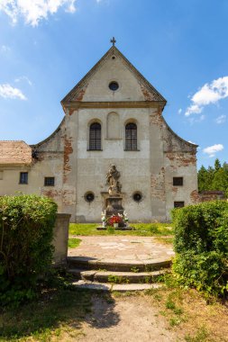 Olesko 'daki Capuchin kilisesi ve manastırı, Ukrayna' nın Olesko şehrinin eteğinde yer almaktadır..