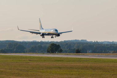 Gdansk, Polonya - 02 Eylül 2018: Ryanair uçağı Gdansk 'taki Lech Walesa Havaalanına indi. Sisli kış günü.