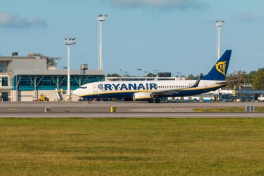 Gdansk, Polonya - 02 Eylül 2018: Ryanair uçağı Gdansk 'taki Lech Walesa Havaalanına indi. Sisli kış günü.