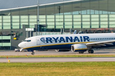 Gdansk, Polonya - 02 Eylül 2018: Ryanair uçağı Gdansk 'taki Lech Walesa Havaalanına indi. Sisli kış günü.