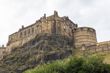 Edinburgh, İskoçya, İngiltere - 11 Ağustos 2018: Edinburgh Şatosu, Edinburgh 'daki tarihi şato, İskoçya Castle Rock' ta duruyor.