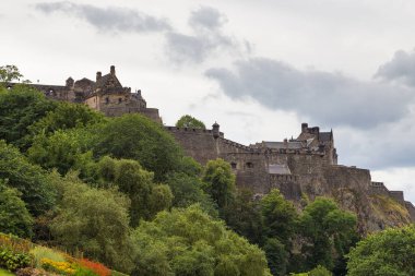 Edinburgh, İskoçya, İngiltere - 11 Ağustos 2018: Edinburgh Şatosu, Edinburgh 'daki tarihi şato, İskoçya Castle Rock' ta duruyor.