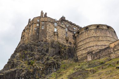 Edinburgh, İskoçya, İngiltere - 11 Ağustos 2018: Edinburgh Şatosu, Edinburgh 'daki tarihi şato, İskoçya Castle Rock' ta duruyor.