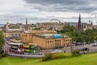 Edinburgh, İskoçya, İngiltere - 11 Ağustos 2018: Avrupa Sanatının önemli bir merkezi olan İskoçya Ulusal Galerisi. Arka planda eski şehrin anıtları..