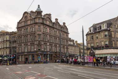 Edinburgh, İskoçya - 11 Ağustos 2018: Princes Caddesi, şehir merkezindeki ana cadde, başkentin ana alışveriş caddesi.