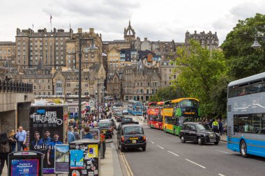 Edinburgh, İskoçya - 11 Ağustos 2018: Princes Caddesi, şehir merkezindeki ana cadde, başkentin ana alışveriş caddesi.