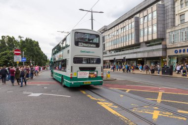 Edinburgh, İskoçya - 11 Ağustos 2018: Princes Caddesi, şehir merkezindeki ana cadde, başkentin ana alışveriş caddesi.