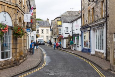 Kirkby Lonsdale, Cumbria, İngiltere - 12 Ağustos 2018: Köyün dar sokakları. Geleneksel taş ve beyaz evler.