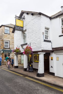 Kirkby Lonsdale, Cumbria, İngiltere - 12 Ağustos 2018: Pazar kasabasında dar sokaklar. Geleneksel taş ve beyaz evler.