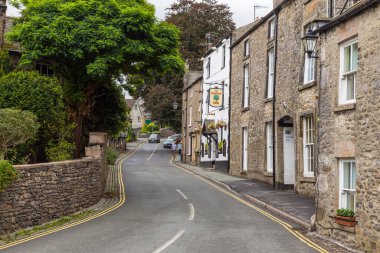 Kirkby Lonsdale, Cumbria, İngiltere - 12 Ağustos 2018: Pazar kasabasında dar sokaklar. Geleneksel taş ve beyaz evler.