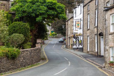 Kirkby Lonsdale, Cumbria, İngiltere - 12 Ağustos 2018: Pazar kasabasında dar sokaklar. Geleneksel taş ve beyaz evler.
