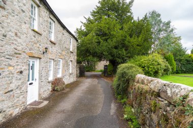 Kirkby Lonsdale, Cumbria, İngiltere - 12 Ağustos 2018: Pazar kasabasında dar sokaklar. Geleneksel taş evler.