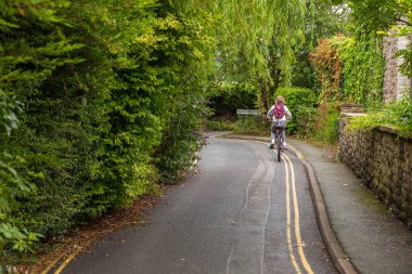 Kirkby Lonsdale, Cumbria, İngiltere - 12 Ağustos 2018: Pazar kasabasında dar sokaklar. Geleneksel taş evler.