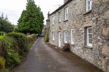 Kirkby Lonsdale, Cumbria, İngiltere - 12 Ağustos 2018: Pazar kasabasında dar sokaklar. Geleneksel taş evler.