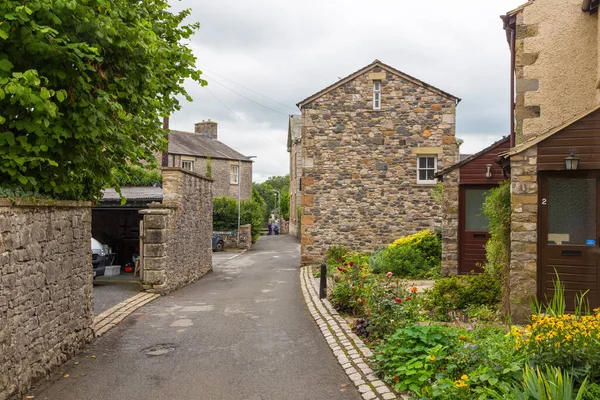 Kirkby Lonsdale, Cumbria, İngiltere - 12 Ağustos 2018: Pazar kasabasında dar sokaklar. Geleneksel taş evler.