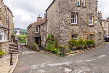 Kirkby Lonsdale, Cumbria, İngiltere - 12 Ağustos 2018: Pazar kasabasında dar sokaklar. Geleneksel taş evler.