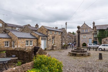 Kirkby Lonsdale, Cumbria, İngiltere - 12 Ağustos 2018: Pazar kasabasında dar sokaklar. Geleneksel taş evler.